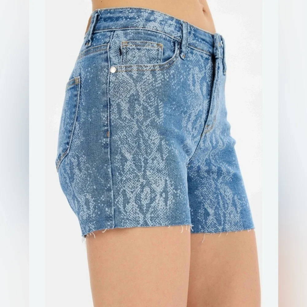 Judy Blue Mid Rise Snake Print Light Wash Blue Denim Jean Shorts Raw Hem Size M